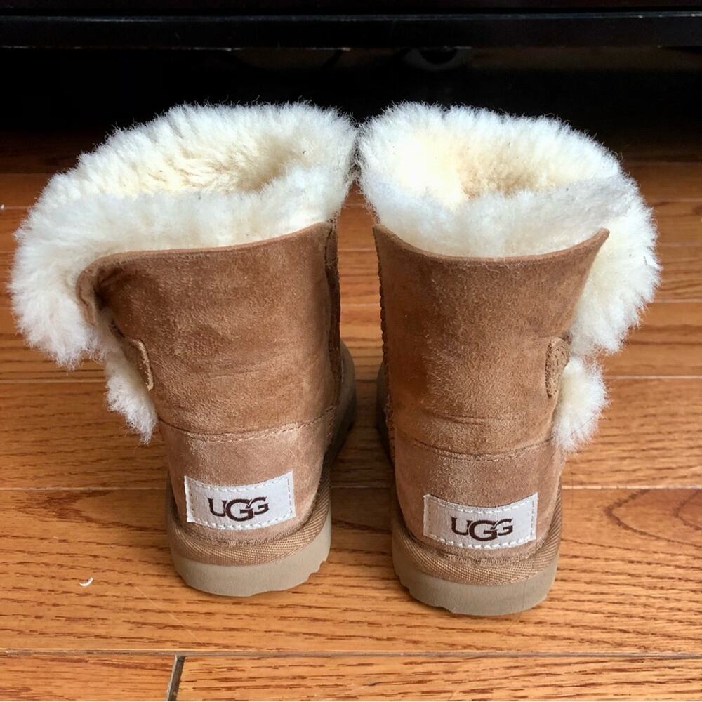 UGG Unisex-Child T Bailey Button II Tan Sheepskin Boots Wool Trim Girl’s Size 6 - Picture 7 of 12